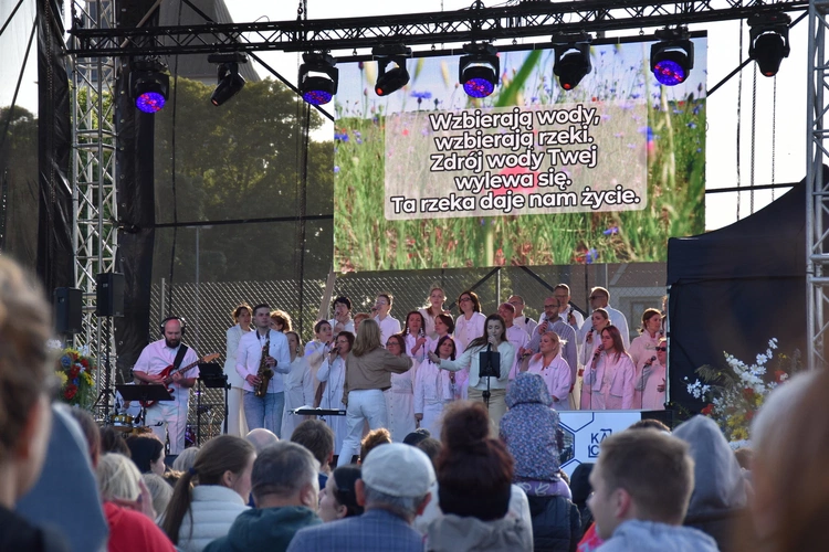 Bogu Chwała w Rumi