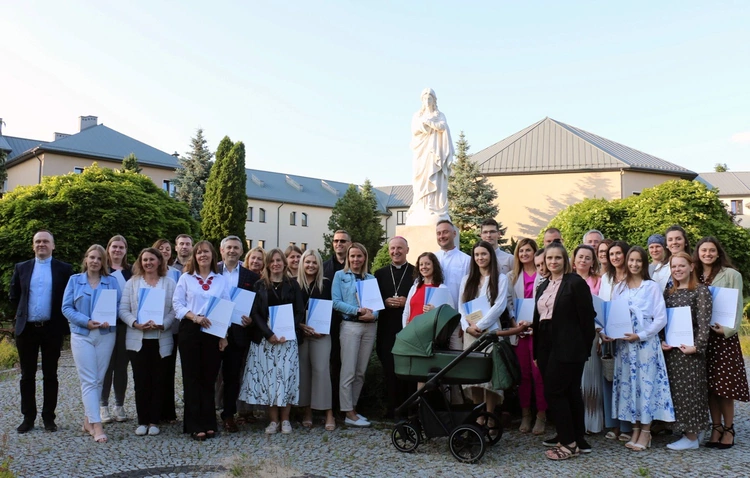 Uczestniczy drugiej edycji Studium Życia Rodzinnego z bp. Markiem Solarczykiem i ks. Krzysztofem Bochniakiem.
