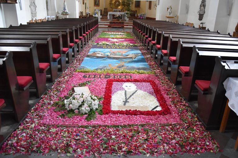 Przasnysz. Pan Jezus idzie po kwiatach