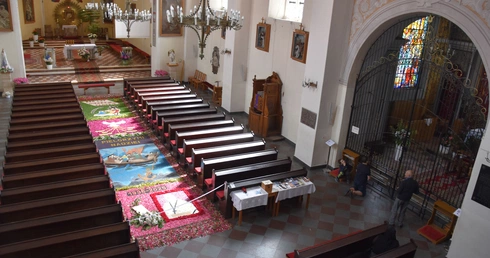 Przasnysz. Pan Jezus idzie po kwiatach