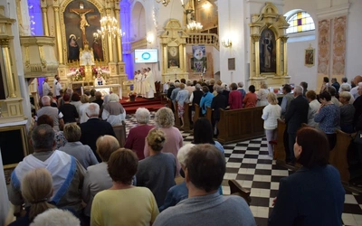 Modliły się za kapłanów