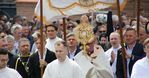 Płock. Uliczna katecheza z żywym Jezusem