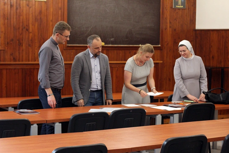 Głosowanie członków komisji synodalnych nad dokumentem roboczym (koniec etapu wiosennego)