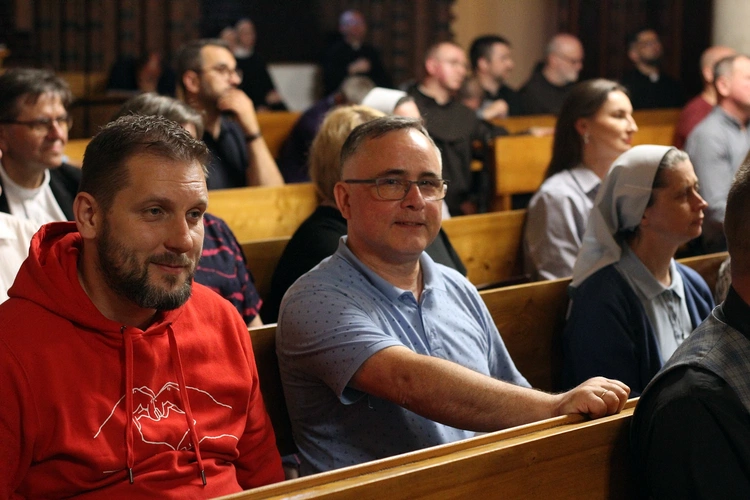 Głosowanie członków komisji synodalnych nad dokumentem roboczym (koniec etapu wiosennego)