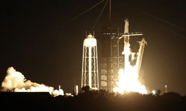 Start rakiety Falcon 9 z kapsułą Crew Dragon z Centrum Kosmicznego Johna F. Kennedy’ego na przylądku Canaveral na Florydzie, 25 bm. 