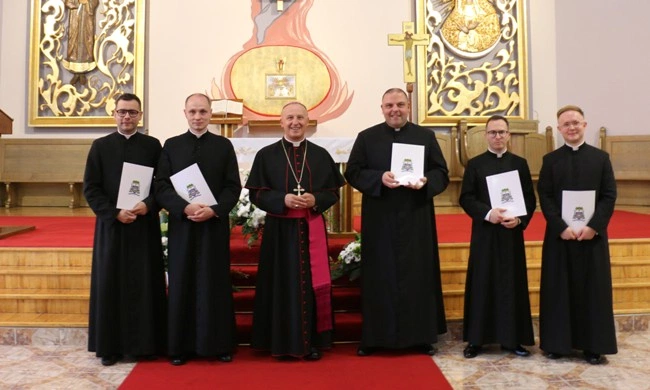 Neoprezbiterzy z bp. Markiem Solarczykiem.