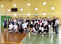 Uczestnicy tegorocznej sportowej rywalizacji na boisku. 