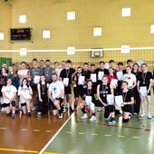 Uczestnicy tegorocznej sportowej rywalizacji na boisku. 
