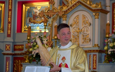  Ksiądz P. Góra dzielił się swoim doświadczeniem mocy modlitwy w pierścieckim sanktuarium.