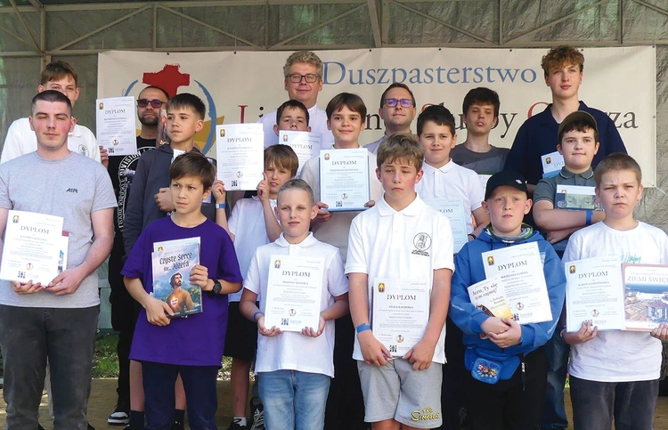 Przedstawiciele grupy Ministrantów Roku 2025 z duszpasterzami. 