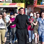 Jeden z gości festiwalu – ks. Rafał Główczyński SDS, znany jako Ksiądz z Osiedla – porwał młodych do poloneza, który stal się już tradycją organizowanych przez niego imprez ewangelizacyjnych pod warszawskim mostem Świętokrzyskim.