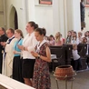 Bp Andrzej Iwanecki pobłogosławił osoby odpowiedzialne za dwa turnusy letnich rekolekcji Dzieci Maryi, które odbędą się w Zakopanem i Rudach.