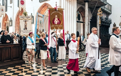 Po Eucharystii wierni zostali zaproszeni do świętowania podczas festynu parafialnego.