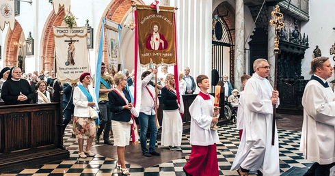 Po Eucharystii wierni zostali zaproszeni do świętowania podczas festynu parafialnego.