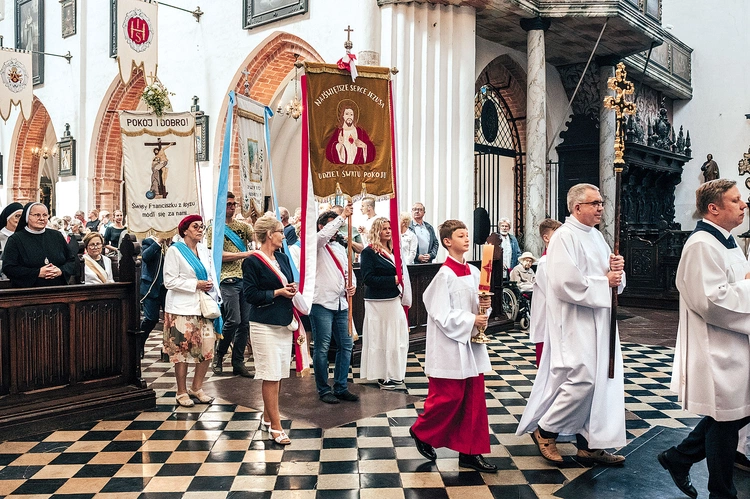 Po Eucharystii wierni zostali zaproszeni do świętowania podczas festynu parafialnego.