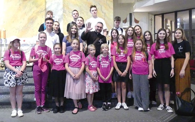 Wśród oazowiczów byli również najmłodsi z Oaz Dzieci Bożych (na zdjęciu grupa z Buczkowic z ks. G. Piekiełką). 