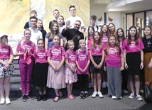 Wśród oazowiczów byli również najmłodsi z Oaz Dzieci Bożych (na zdjęciu grupa z Buczkowic z ks. G. Piekiełką). 