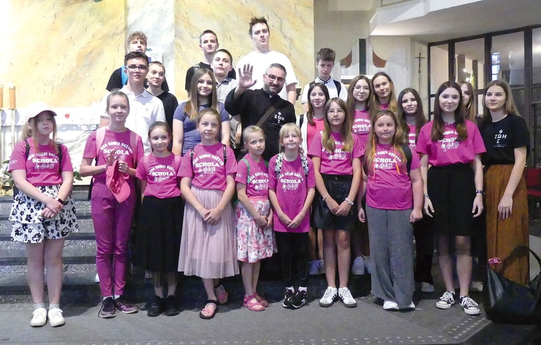 Wśród oazowiczów byli również najmłodsi z Oaz Dzieci Bożych (na zdjęciu grupa z Buczkowic z ks. G. Piekiełką). 