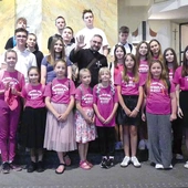 Wśród oazowiczów byli również najmłodsi z Oaz Dzieci Bożych (na zdjęciu grupa z Buczkowic z ks. G. Piekiełką). 