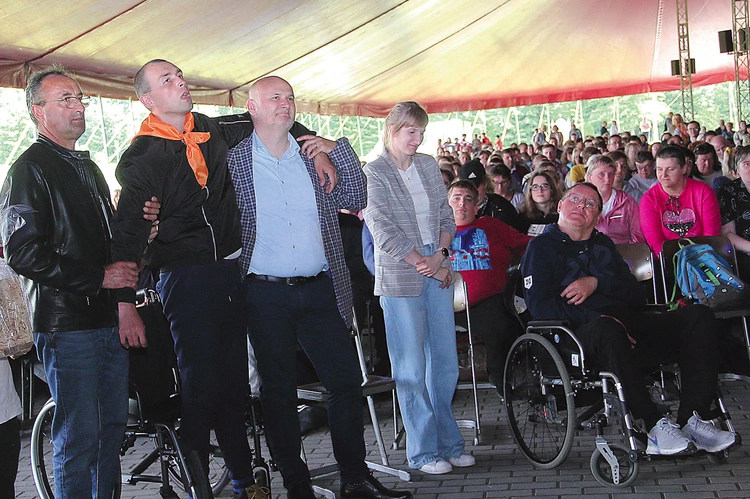 Na zdjęciu goście spotkania – P. Owsianny (trzeci z lewej) i P. Wencek (pierwszy z prawej).