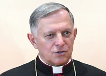 Abp Mieczysław Mokrzycki urodził się w roku 1961 w Majdanie Lipowieckim – dzisiaj w powiecie lubaczowskim, niedaleko granicy z Ukrainą, na terenie przedwojennej archidiecezji lwowskiej, która po wojnie, do roku 1992, funkcjonowała jako administracja apostolska w Lubaczowie. Studiował na Katolickim Uniwersytecie Lubelskim, a potem w Rzymie na Angelicum, czyli Papieskim Uniwersytecie św. Tomasza. Od 1996 roku był drugim osobistym sekretarzem Jana Pawła II, a potem od 2005 do 2007 Benedykta XVI. Następnie zos…