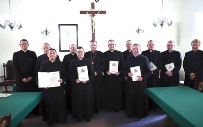 Dekrety  na swoje pierwsze parafie w roli administratorów i wikariuszy kapłani otrzymali bezpośrednio  od biskupa. 