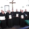 Dekrety  na swoje pierwsze parafie w roli administratorów i wikariuszy kapłani otrzymali bezpośrednio  od biskupa. 