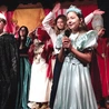 Finałowa  scena przedstawienia. Co ciekawe, teatr dzieci zainspirował rodziców  i od niedawna oni też tworzą spektakle!