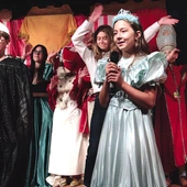Finałowa  scena przedstawienia. Co ciekawe, teatr dzieci zainspirował rodziców  i od niedawna oni też tworzą spektakle!