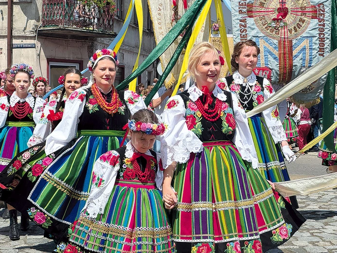 Wierni, nie tylko z Łowicza, przyszli w strojach ludowych. 