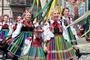 Wierni, nie tylko z Łowicza, przyszli w strojach ludowych. 