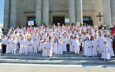 Wspólne zdjęcie uczestników na schodach katedry Chrystusa Króla.