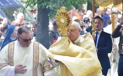  – W tej procesji wyrażamy Bogu dziękczynienie za wszystkie dary, które otrzymujemy, które sprawiają, że stajemy się bardziej Jego uczniami – mówił abp Józef Górzyński.
