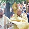  – W tej procesji wyrażamy Bogu dziękczynienie za wszystkie dary, które otrzymujemy, które sprawiają, że stajemy się bardziej Jego uczniami – mówił abp Józef Górzyński.