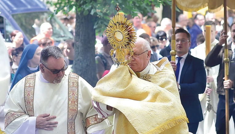  – W tej procesji wyrażamy Bogu dziękczynienie za wszystkie dary, które otrzymujemy, które sprawiają, że stajemy się bardziej Jego uczniami – mówił abp Józef Górzyński.