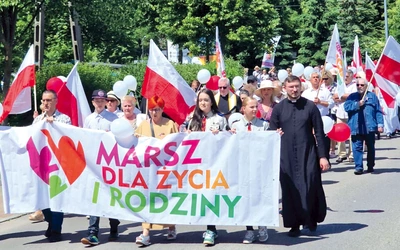 Marsz zakończył się odczytaniem  aktu zawierzenia Bogu życia i rodzin przez serce Maryi.  