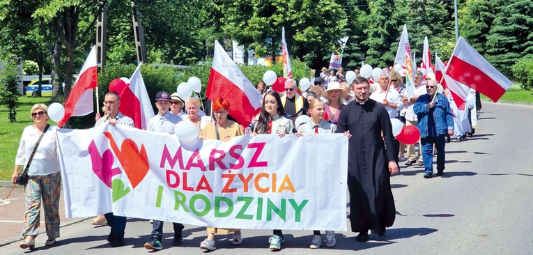 Marsz zakończył się odczytaniem  aktu zawierzenia Bogu życia i rodzin przez serce Maryi.  