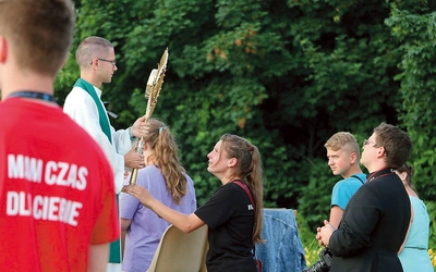 Spotkania adresowane do młodzieży mają liczne grono zwolenników. To czas na bycie we wspólnocie, ale także modlitwę, która potrafi poruszyć do głębi.