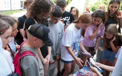 Gra terenowa nawiązywała do Roku Jubileuszowego 2025. 