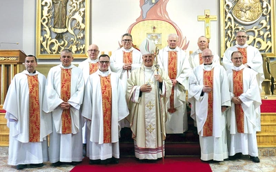 Księża jubilaci z bp. Markiem Solarczykiem.