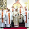 Księża jubilaci z bp. Markiem Solarczykiem.