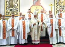 Księża jubilaci z bp. Markiem Solarczykiem.