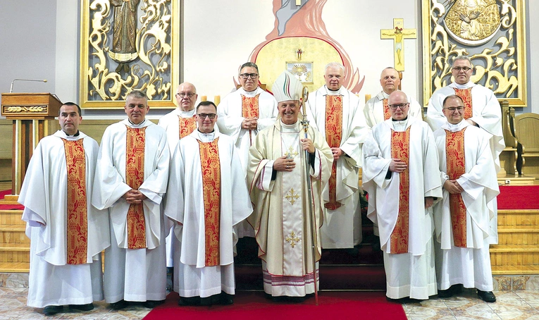 Księża jubilaci z bp. Markiem Solarczykiem.