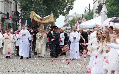 Procesja przeszła od katedry do fary.