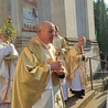 W procesji eucharystycznej monstrancję niósł ks. inf. Stanisław Pindera, a relikwiarz – ks. Stanisław Rożej, proboszcz parafii.