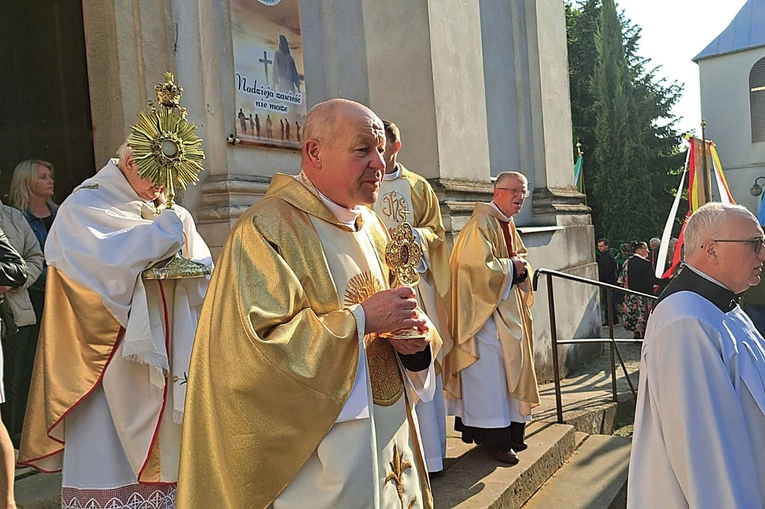 W procesji eucharystycznej monstrancję niósł ks. inf. Stanisław Pindera, a relikwiarz – ks. Stanisław Rożej, proboszcz parafii.