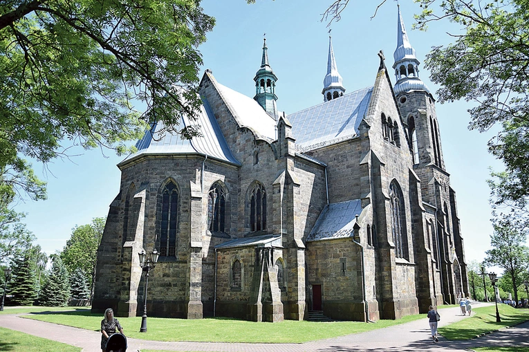 Kościół został wybudowany ze składek kolejarzy.