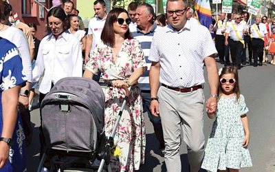 Wspólna obecność dzieci, rodziców i dziadków manifestowała wyznawane wartości.