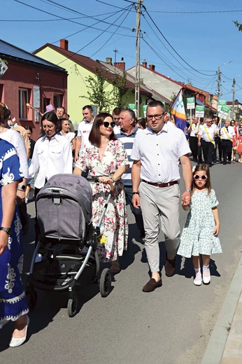 Wspólna obecność dzieci, rodziców i dziadków manifestowała wyznawane wartości.