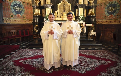 Ks. Dariusz Cichoń (z prawej) pochodzi z parafii pw. św. Michała Archanioła w Spiach, a ks. Łukasz Michalczyk – z parafii pw. św. Jana Chrzciciela w Janowie Lubelskim.